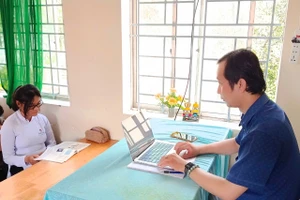 Thầy Trang Minh Thiên trong giờ Công nghệ có ứng dụng AI tạo đề cho học sinh ôn tập.