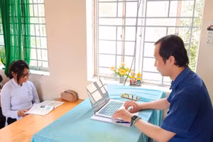 Thầy Trang Minh Thiên trong giờ Công nghệ có ứng dụng AI tạo đề cho học sinh ôn tập.