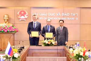 Bộ GD&ĐT trao Kỷ niệm chương 'Vì sự nghiệp giáo dục' cho 5 cán bộ Liên bang Nga