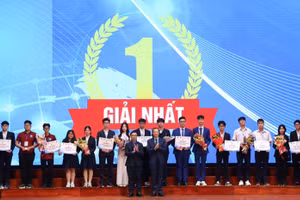 Các học sinh xuất sắc giành giải Nhất cuộc thi Khoa học kỹ thuật cấp quốc gia học sinh trung học năm học 2023-2024.