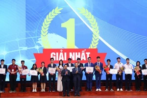 Các học sinh xuất sắc giành giải Nhất cuộc thi Khoa học kỹ thuật cấp quốc gia học sinh trung học năm học 2023-2024.