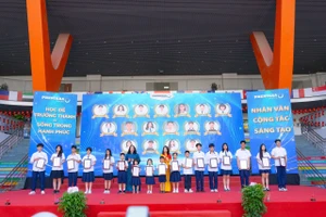 Hơn 3 tỷ đồng học bổng được trao trong lễ khai giảng năm học mới