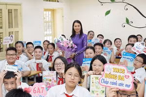 Cô trò Trường THCS Đống Đa, quận Đống Đa, Hà Nội.