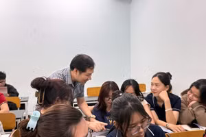 Tiến sĩ Nguyễn Minh Giám trong tiết giảng dạy tại Khoa Sư phạm, Trường Đại học Thủ Dầu Một.