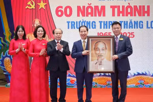 Phó Thủ tướng Lê Thành Long tặng quà lưu niệm cho nhà trường.