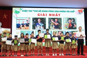 Trao giải Nhất cho các học sinh có sản phẩm tái chế đoạt giải Nhất.