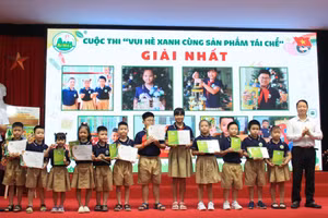 Trao giải Nhất cho các học sinh có sản phẩm tái chế đoạt giải Nhất.