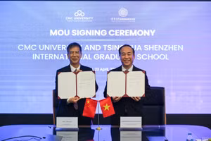 Đại diện Trường ĐH CMC và Trường Quốc tế sau ĐH Thanh Hoa Thâm Quyến ký kết hợp tác.