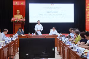 Thứ trưởng Thường trực Bộ GD&ĐT Phạm Ngọc Thưởng chủ trì phiên họp.