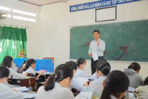 NGƯT Tô Ngọc Sơn luôn quan tâm rèn kỹ năng mềm cho sinh viên.