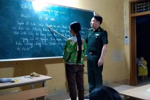 Thiếu tá Lò Văn Thoại trong một buổi dạy lớp xóa mù chữ.