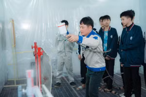 Hướng dẫn học sinh thực hành tại Trường Trung cấp nghề Giao thông công chính Hà Nội.