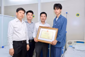 Sinh viên Nguyễn Lê Tú nhận bằng khen của Bộ GD&ĐT.