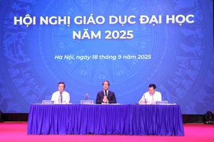 Từ trái qua phải ảnh: Thứ trưởng Nguyễn Văn Phúc, Bộ trưởng Nguyễn Kim Sơn, Vụ trưởng Vụ Giáo dục đại học Nguyễn Tiến Thảo.