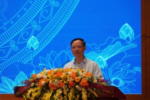 Ông Trương Anh Dũng, Cục trưởng Cục Giáo dục nghề nghiệp và Giáo dục thường xuyên báo cáo tại Hội nghị Giám đốc Sở GD&ĐT năm 2025. Ảnh: Minh Cương.