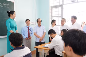 Bộ trưởng Nguyễn Kim Sơn kiểm tra công tác ôn thi tốt nghiệp tại Trường THPT Hoàng Hoa Thám (Gia Lai). Ảnh: Dung Nguyễn. 