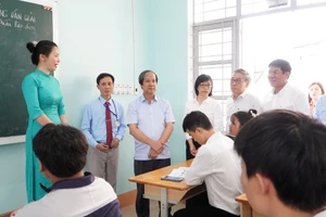 Bộ trưởng Nguyễn Kim Sơn kiểm tra công tác ôn thi tốt nghiệp tại Trường THPT Hoàng Hoa Thám (Gia Lai). Ảnh: Dung Nguyễn.