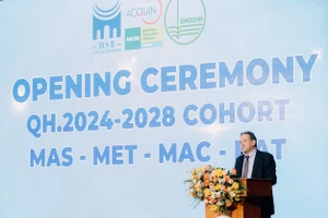 TS.Jeff Stangl, Phó trưởng Ban Quan hệ đối tác quốc tế và chiến lược, Trường Kinh doanh Massey, ĐH Massey (New Zealand) phát biểu tại lễ khai giảng.