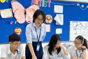 Cô Phạm Thị Ngọc Lan và học sinh Trường THCS&THPT Phenikaa trong giờ Địa lí.