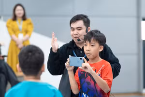 Học sinh trải nghiệm công việc của một phóng viên.