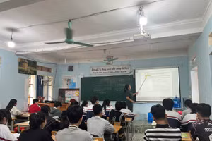 Cô trò Trường THPT huyện Điện Biên trong giờ học.