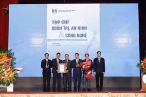 Cục trưởng Cục Báo chí, Bộ Thông tin và Truyền thông Lưu Đình Phúc trao giấy phép thành lập Tạp chí “Quản trị, an ninh và Công nghệ” cho Trường Quản trị và Kinh doanh - ĐHQG Hà Nội.