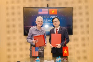 Đại diện Đại học Colorado Denver và đại diện Viện Quản trị & Công nghệ FSB ký kết Biên bản ghi nhớ thỏa thuận hợp tác.