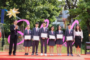 Học sinh nhận học bổng do Quỹ Vì tầm vóc Việt trao.