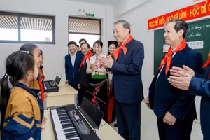 Tổng Bí thư Tô Lâm cùng Bộ trưởng Nguyễn Kim Sơn và Đoàn công tác Trung ương thăm phòng học mới và ân cần thăm hỏi học sinh.