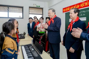 Tổng Bí thư Tô Lâm cùng Bộ trưởng Nguyễn Kim Sơn và Đoàn công tác Trung ương thăm phòng học mới và ân cần thăm hỏi học sinh.