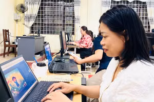 Giáo viên giáo dục thường xuyên bồi dưỡng kỹ năng ứng dụng công nghệ trong dạy học.