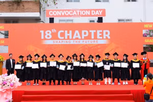 Trường ĐH FPT trao bằng tốt nghiệp cho các tân cử nhân ngành Công nghệ thông tin, Quản trị kinh doanh và Ngôn ngữ năm 2024.