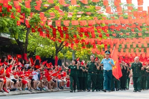 Sự hiện diện của các bác cựu chiến binh trong đoàn diễu hành trở thành nhịp cầu nối lịch sử với những “mầm non tương lai” của đất nước.