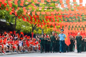 Sự hiện diện của các bác cựu chiến binh trong đoàn diễu hành trở thành nhịp cầu nối lịch sử với những “mầm non tương lai” của đất nước.