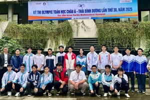 22 học sinh Việt Nam tham gia Kỳ thi Olympic Toán Châu Á - Thái Bình Dương 2026 và thầy cô tại khai mạc chiều 9/3.