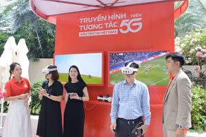 Khách hàng trải nghiệm công nghệ truyền hình tương tác sử dụng 5G của Viettel. Ảnh Hoàng Chung.