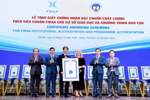 Tổng Giám đốc FIBAA, Diane Freiberger trao Chứng nhận đạt chuẩn chất lượng cho Trường ĐH Kinh tế Quốc dân.