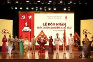 Trường Cao đẳng Y tế Hà Nội đón nhận Huân chương Lao động hạng Nhất.