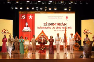 Trường Cao đẳng Y tế Hà Nội đón nhận Huân chương Lao động hạng Nhất.