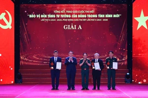 Trưởng ban Tuyên giáo và Dân vận Trung ương Nguyễn Trọng Nghĩa, Chủ nhiệm Tổng cục Chính trị Quân đội nhân dân Việt Nam Trịnh Văn Quyết trao giải A cho tác giả, nhóm tác giả đoạt giải.