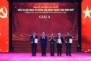 Trưởng ban Tuyên giáo và Dân vận Trung ương Nguyễn Trọng Nghĩa, Chủ nhiệm Tổng cục Chính trị Quân đội nhân dân Việt Nam Trịnh Văn Quyết trao giải A cho tác giả, nhóm tác giả đoạt giải.