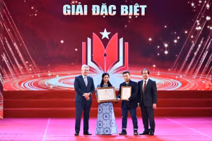 Bộ trưởng Bộ GD&ĐT Nguyễn Kim Sơn, Hiệu trưởng Trường Đại học Anh Quốc Việt Nam (BUV) Raymond Gordon trao giải Đặc biệt Giải báo chí toàn quốc Vì sự nghiệp Giáo dục Việt Nam năm 2023.