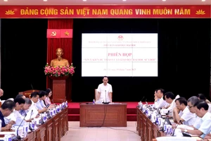 Thứ trưởng Bộ GD&ĐT Hoàng Minh Sơn chủ trì phiên họp.