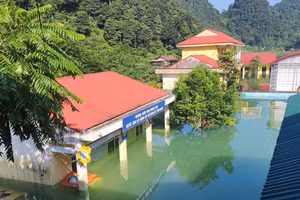 Trường Mầm non Quang Vinh, huyện Trùng Khánh ngập sâu trong nước. Ảnh: Phương Thảo.