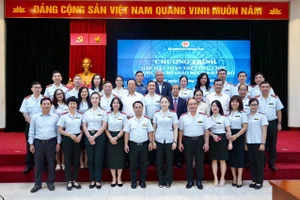 Bộ trưởng Nguyễn Kim Sơn và các Thứ trưởng: Phạm Ngọc Thưởng, Nguyễn Văn Phúc, Nguyễn Thị Kim Chi chụp ảnh lưu niệm cùng các cán bộ, công chức Thanh tra Bộ GD&ĐT.