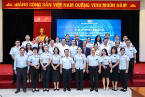 Bộ trưởng Nguyễn Kim Sơn và các Thứ trưởng: Phạm Ngọc Thưởng, Nguyễn Văn Phúc, Nguyễn Thị Kim Chi chụp ảnh lưu niệm cùng các cán bộ, công chức Thanh tra Bộ GD&ĐT.