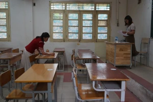 Cán bộ coi thi làm nhiệm vụ tại Kỳ thi tốt nghiệp THPT năm 2025. Ảnh: Xuân Phú.