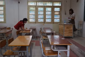 Cán bộ coi thi làm nhiệm vụ tại Kỳ thi tốt nghiệp THPT năm 2025. Ảnh: Xuân Phú.