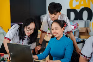 Cô trò Trường THPT Võ Văn Kiệt (Vĩnh Long).