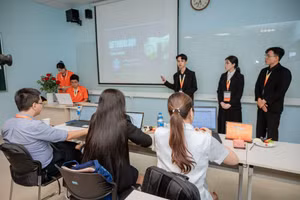 Tại vòng chung kết ResFes, các đội thi sẽ thuyết trình về đề tài nghiên cứu của mình và trao đổi, phản biện với ban giám khảo chuyên môn của 5 tiểu ban.